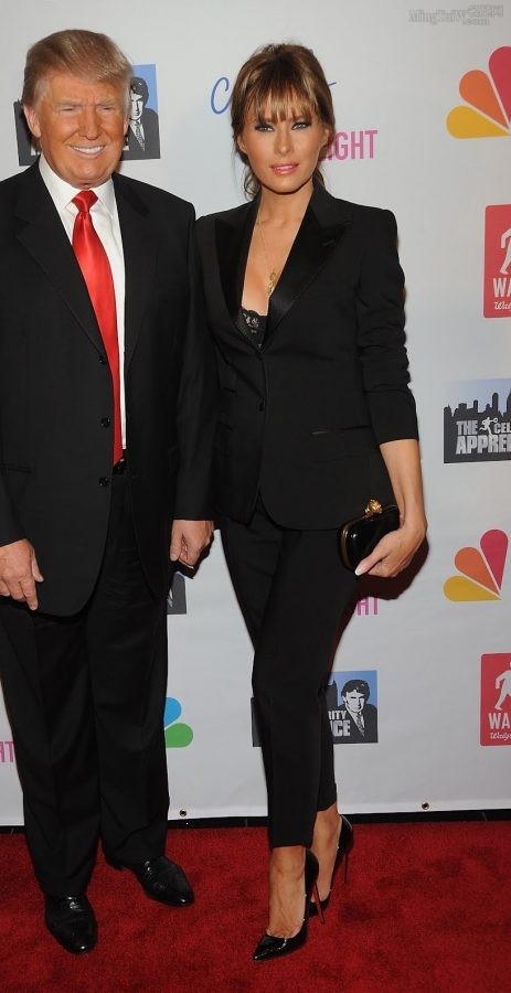 Melania Trump身着黑西装踩细高跟亮相（第1张/共3张）