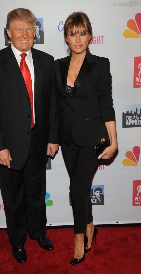 Melania Trump身着黑西装踩细高跟亮相(1/3)