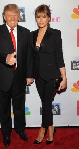 Melania Trump身着黑西装踩细高跟亮相