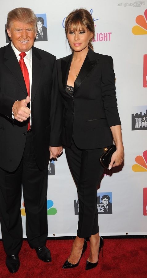 Melania Trump身着黑西装踩细高跟亮相(2/3)