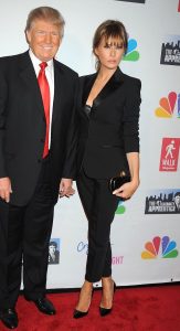 Melania Trump身着黑西装踩细高跟亮相