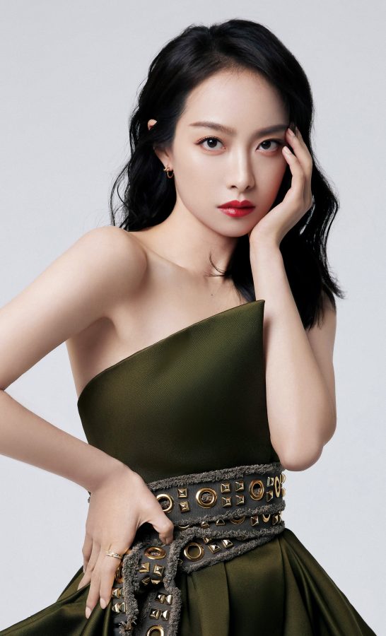 美御姐宋茜身穿绿色开叉礼服美腿踩漆皮尖头高跟(6/7)