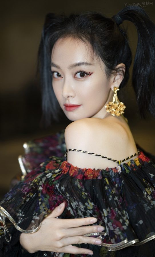 双马尾美女宋茜白滑的美细腿(2/3)