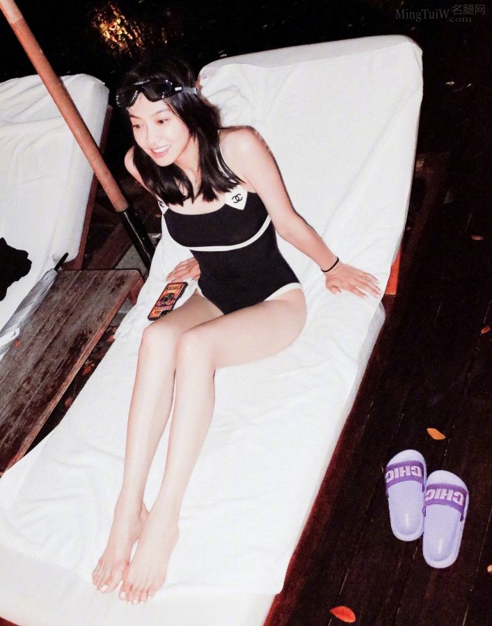 Song Qian wears a black swimsuit and her long legs are sexy and sultry(1/7)