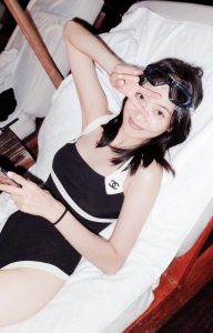 宋茜穿上黑色泳衣大长腿性感撩人