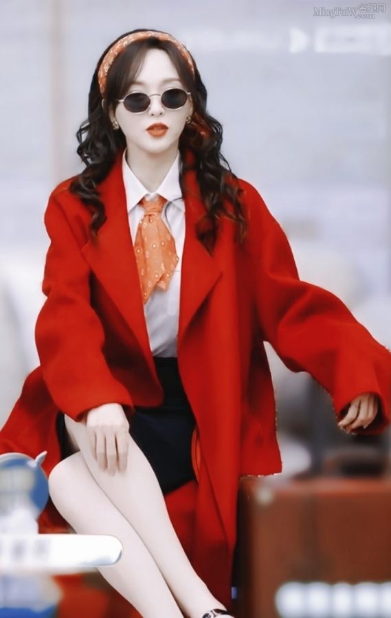 《我们的客栈》唐嫣穿空姐制服配肉色丝袜。希望以后能找到更多全身图(4/6)