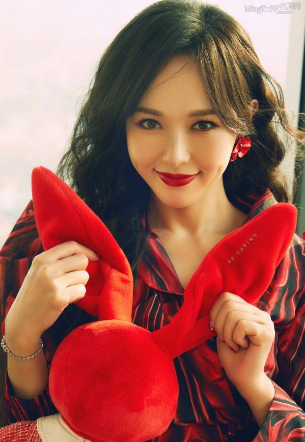 Tiffany Tang has wavy hair and red lips, and is extremely charming in a slit skirt, pantyhose and high heels.(7/8)