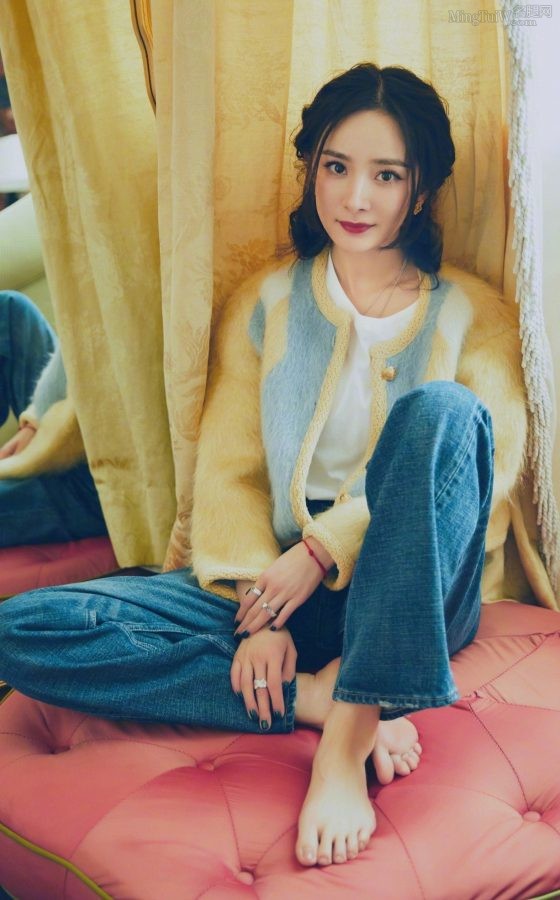 The face and feet photos of the powerful Yang Mi are also very comfortable(1/4)