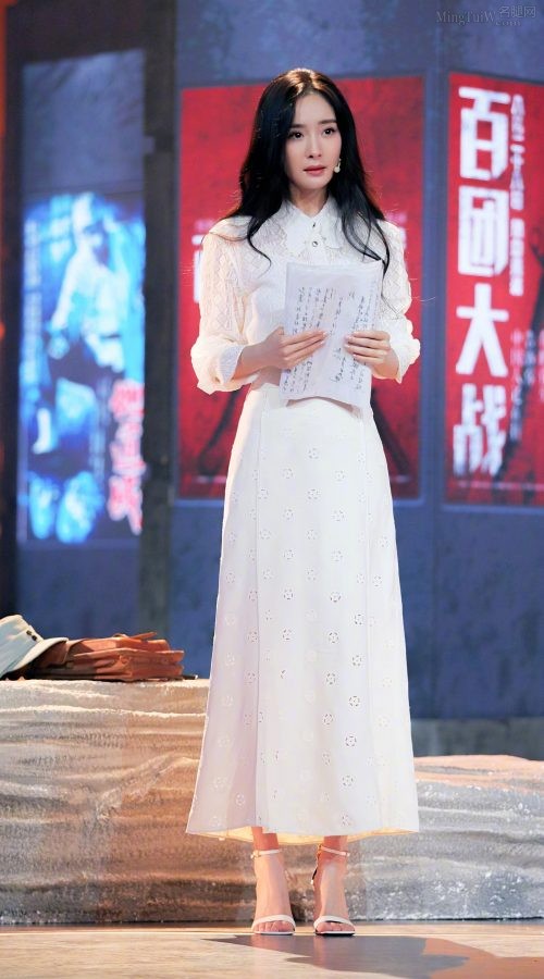 杨幂洁白美玉足穿名牌细跟凉鞋(1/4)
