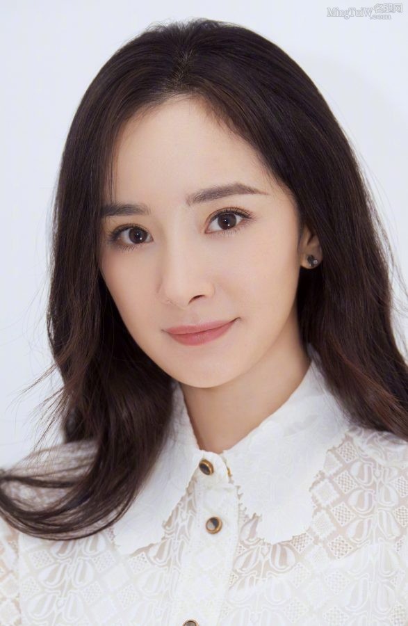 杨幂洁白美玉足穿名牌细跟凉鞋(4/4)