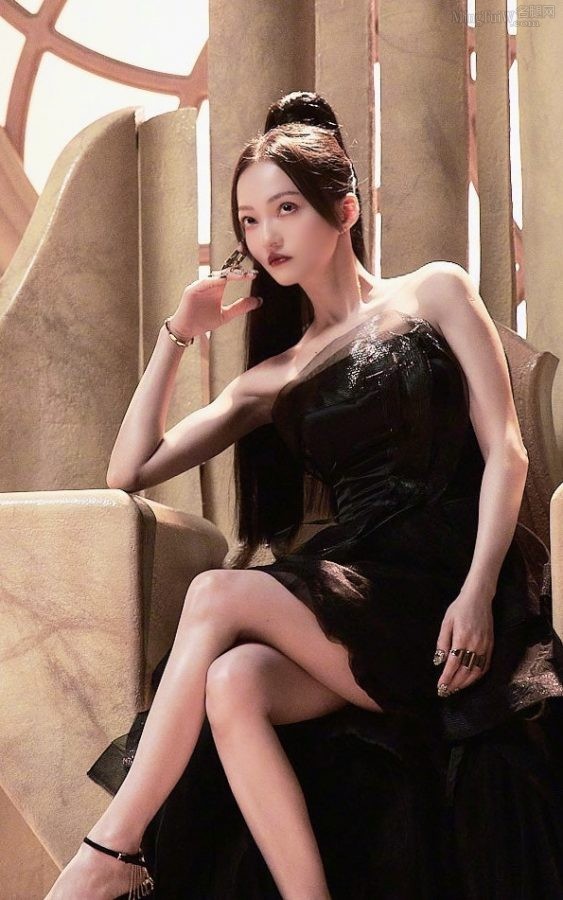 张韶涵高马尾黑裙秀美腿惹人爱(2/4)