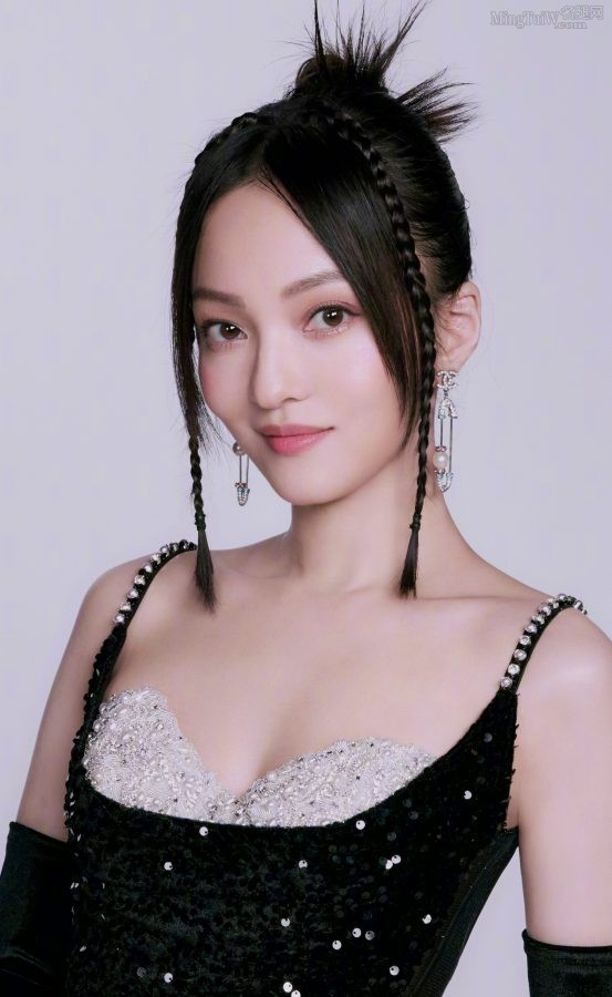 《想见你新春K歌大会》张韶涵穿低胸黑裙美腿半透(3/3)
