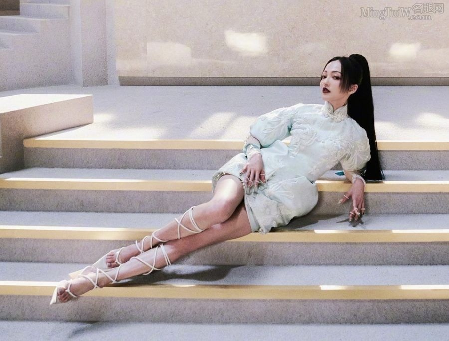 张韶涵美腿穿绑带高跟鞋身材炸裂，网友直呼：太完美了(1/8)