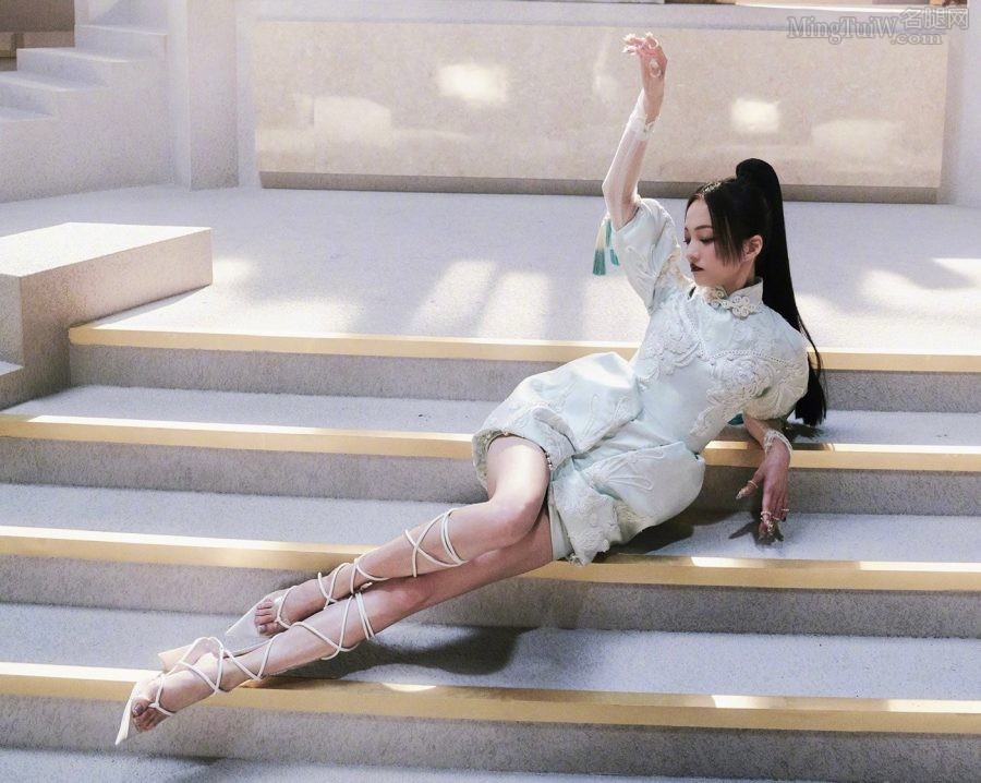 张韶涵美腿穿绑带高跟鞋身材炸裂，网友直呼：太完美了(3/8)