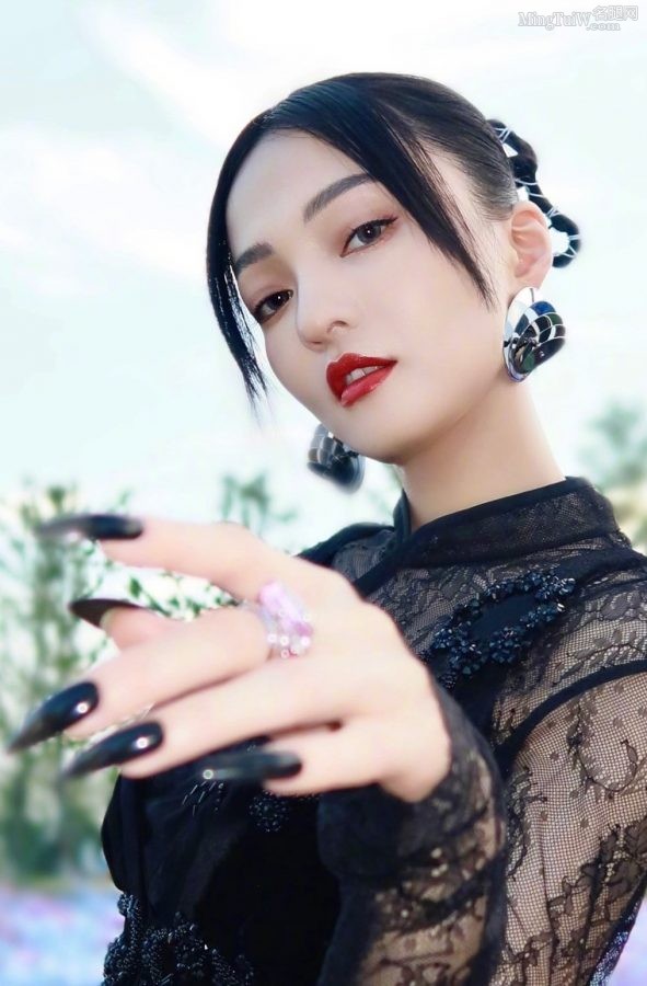 张韶涵闪亮玉腿红唇美艳(2/4)
