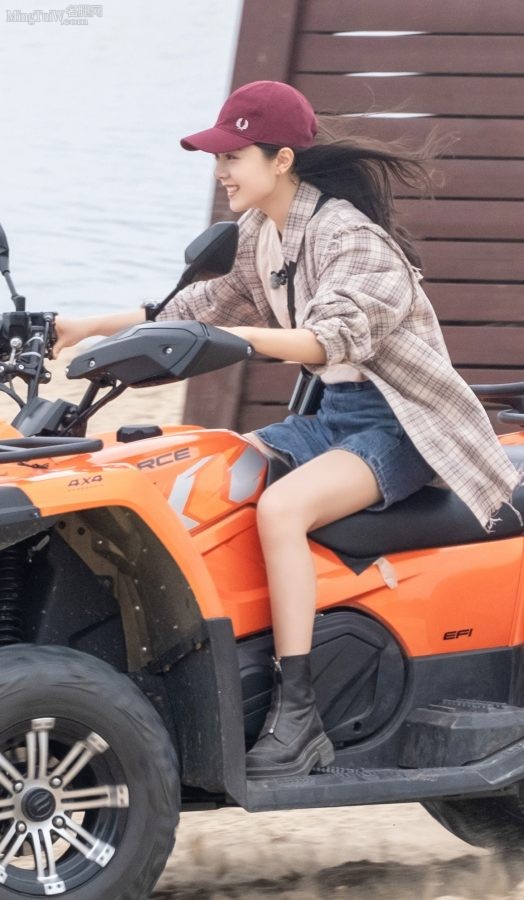 《花儿与少年》赵今麦穿牛仔短裤秀直腿(10/15)