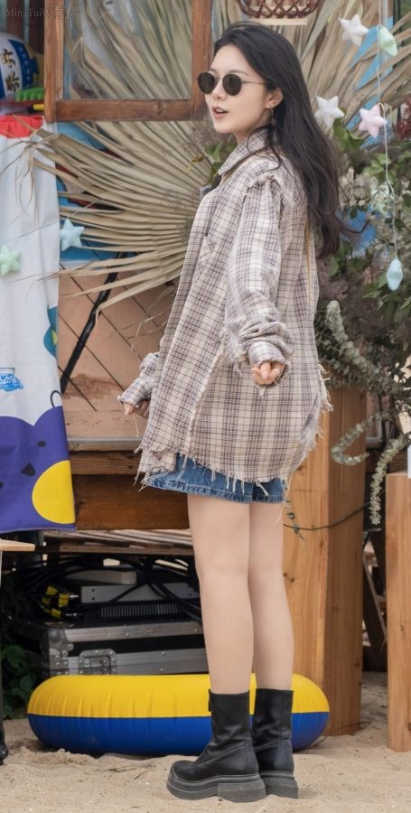 "Flowers and Boys" Zhao Jinmai wears denim shorts to show off her straight legs(5/15)