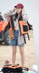 《花儿与少年》赵今麦穿牛仔短裤秀直腿