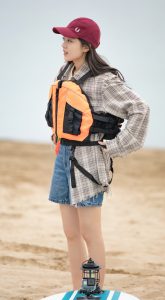 《花儿与少年》赵今麦穿牛仔短裤秀直腿