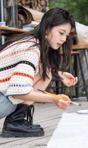 《花儿与少年》赵今麦穿牛仔短裤秀直腿