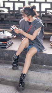 《花儿与少年》赵今麦穿牛仔短裤秀直腿