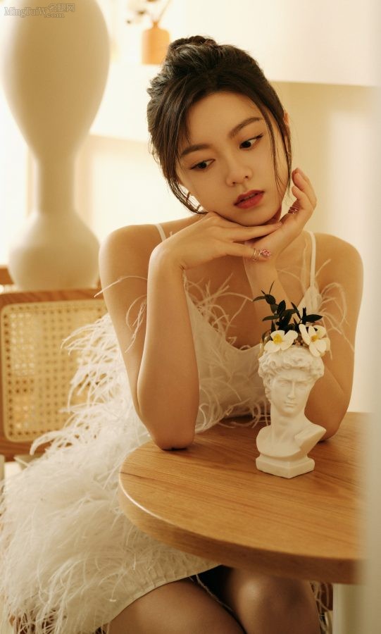 赵今麦白色羽毛短裙细长玉腿美照(3/5)