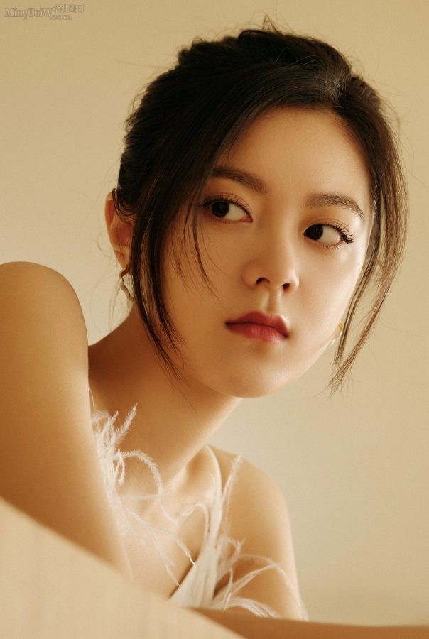赵今麦白色羽毛短裙细长玉腿美照(5/5)