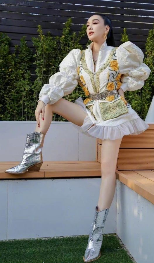 钟丽缇长马尾辫超短裙美长腿霸气(1/9)