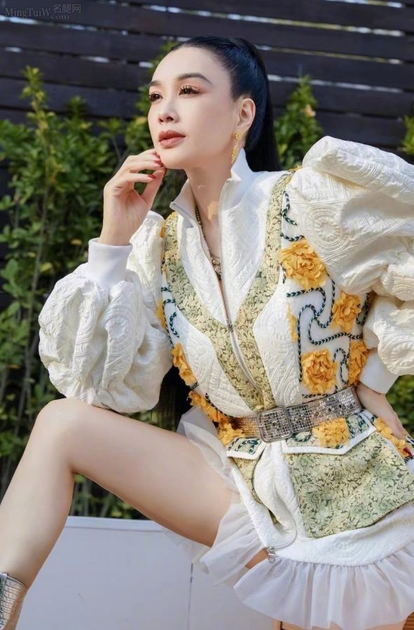 钟丽缇长马尾辫超短裙美长腿霸气(2/9)