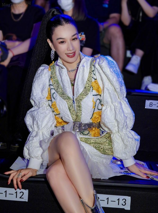 钟丽缇长马尾辫超短裙美长腿霸气(4/9)