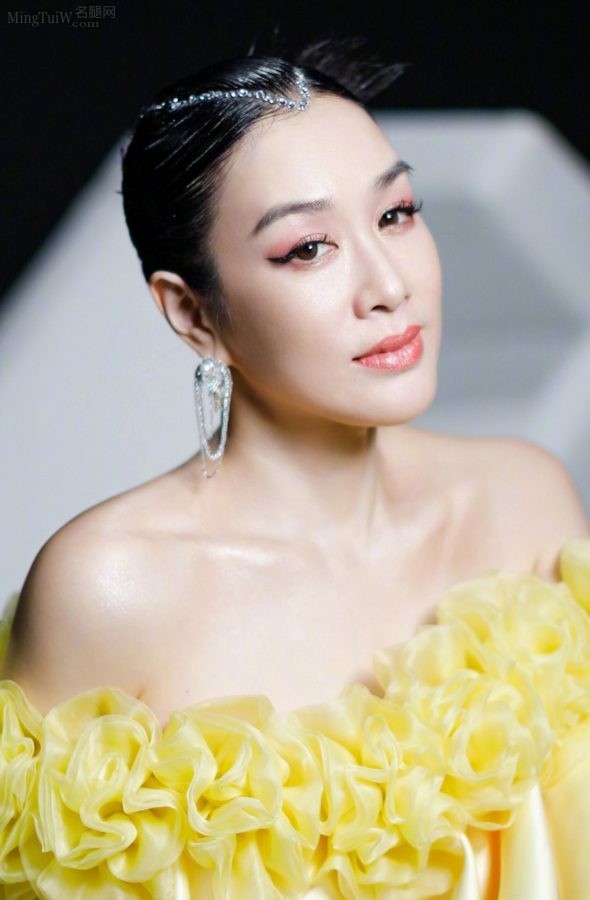 成熟丰满的美女钟丽缇穿露肩裙这表情舒服了(3/5)