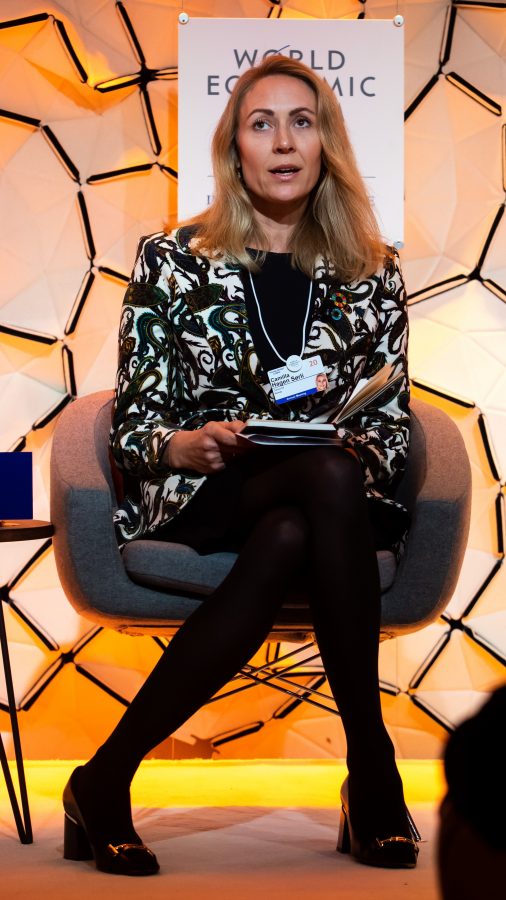 挪威最大的私营投资公司董事Camilla Hagen Sørli长腿穿厚丝袜坐姿（第1张/共6张）