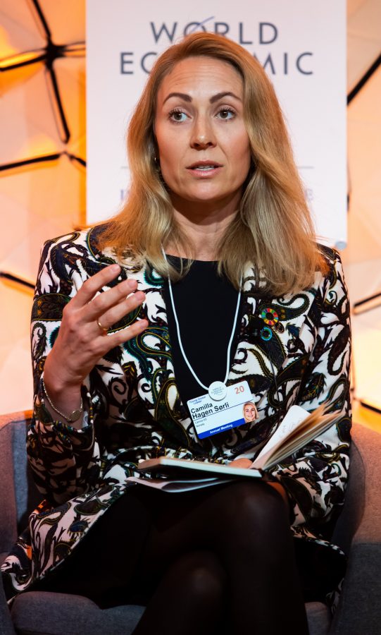 挪威最大的私营投资公司董事Camilla Hagen Sørli长腿穿厚丝袜坐姿（第2张/共6张）