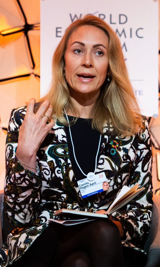 挪威最大的私营投资公司董事Camilla Hagen Sørli长腿穿厚丝袜坐姿（第3张/共6张）