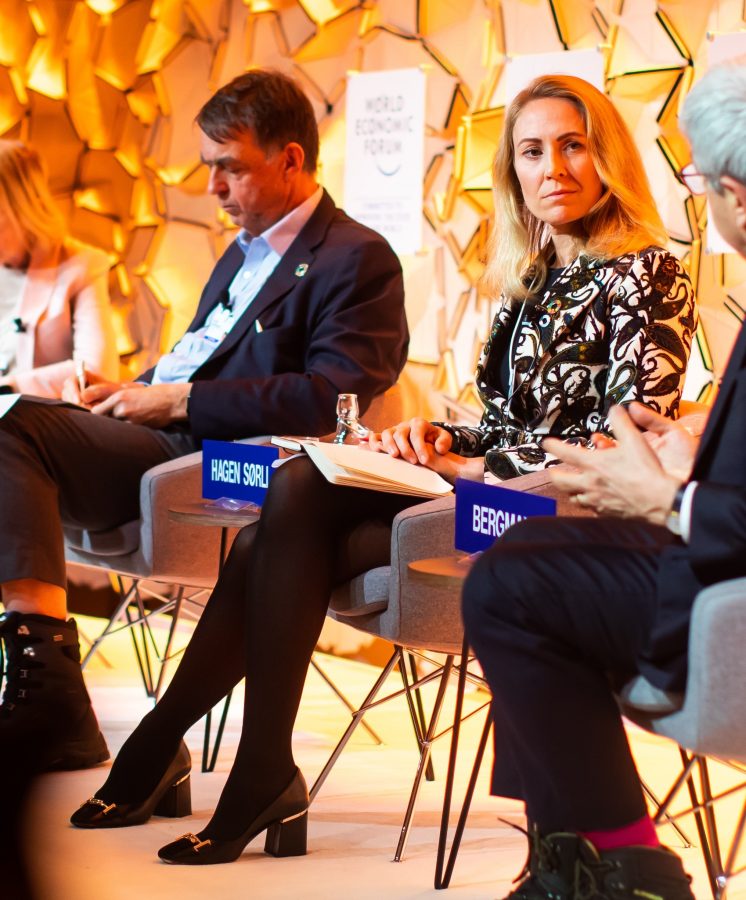 挪威最大的私营投资公司董事Camilla Hagen Sørli长腿穿厚丝袜坐姿（第4张/共6张）