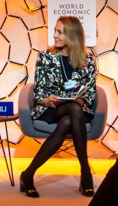 挪威最大的私营投资公司董事Camilla Hagen Sørli长腿穿厚丝袜坐姿