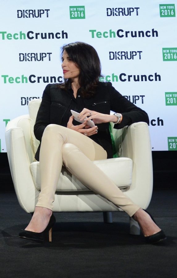 Female editor Connie Loizos wore tight pants and high heels to attend a meeting(1/3)