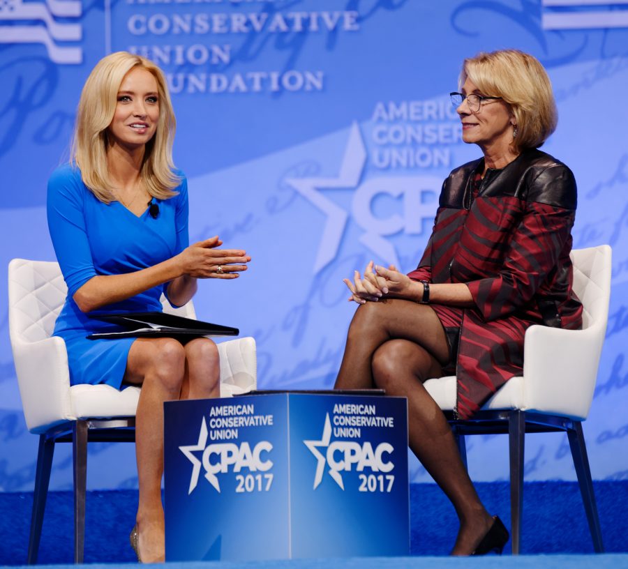 前白宫新闻秘书Kayleigh McEnany的光腿细高跟和前美国教育部长Elisabeth DeVos的黑丝袜(1/8)