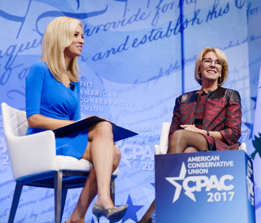 前白宫新闻秘书Kayleigh McEnany的光腿细高跟和前美国教育部长Elisabeth DeVos的黑丝袜(3/8)