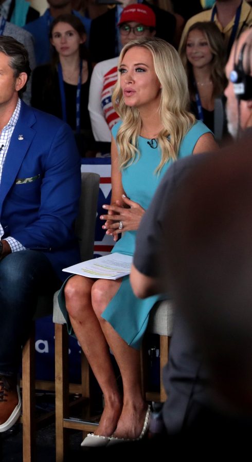金发女Kayleigh McEnany蓝裙细高跟(3/3)