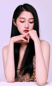 逆天长腿！关晓彤国剧盛典开叉礼服造型惊艳