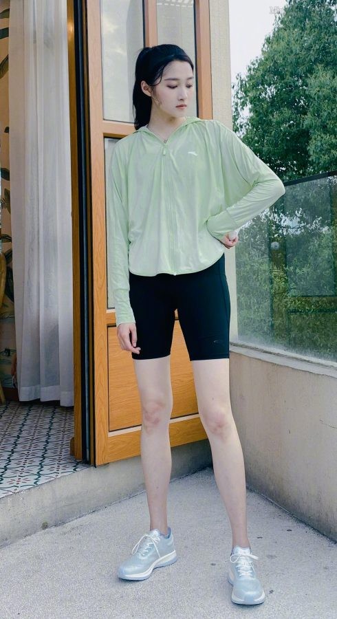 关晓彤穿上紧身运动短裤展示完美细腿（第1张/共3张）