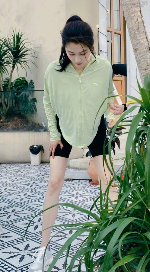 关晓彤穿上紧身运动短裤展示完美细腿（第3张/共3张）