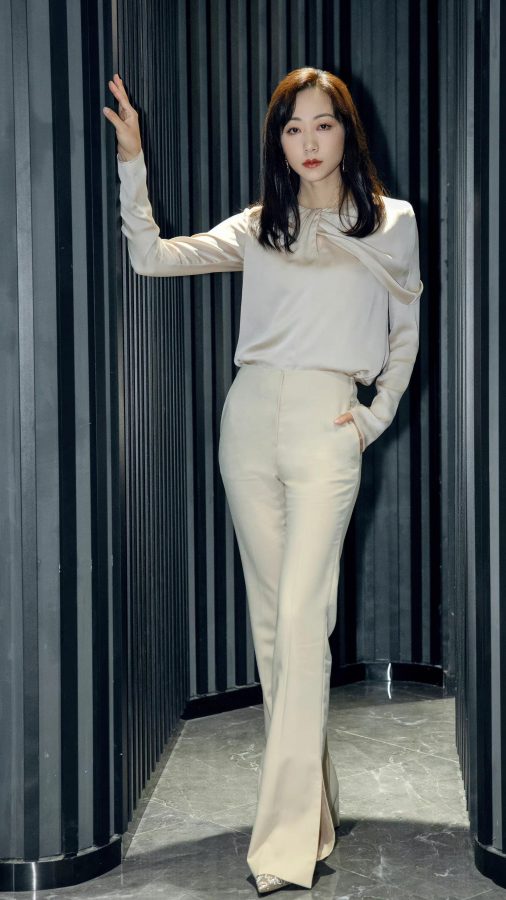 Royal sister Han Xue made a confident appearance wearing trousers and pointed high heels(3/5)