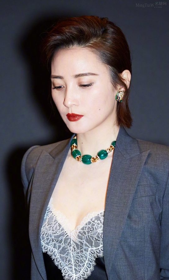 蒋勤勤穿灰西装低胸蕾丝秀事业线(1/6)