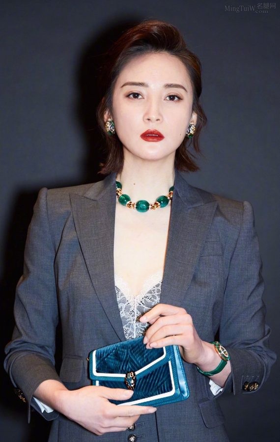 蒋勤勤穿灰西装低胸蕾丝秀事业线(2/6)