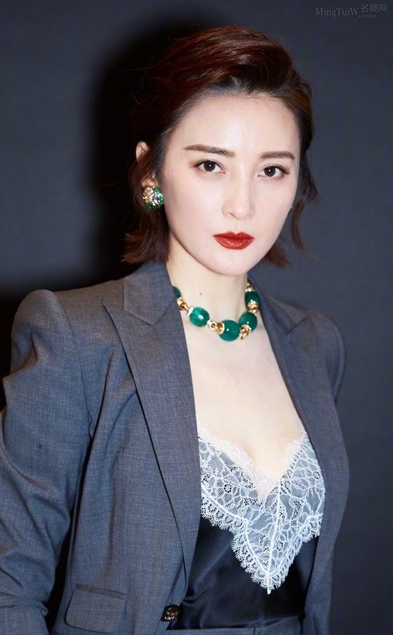 蒋勤勤穿灰西装低胸蕾丝秀事业线(3/6)
