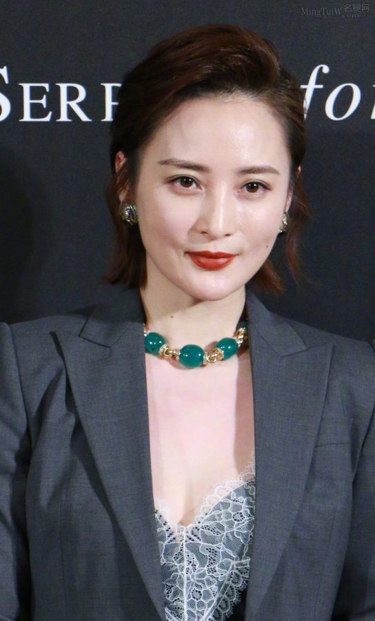 蒋勤勤穿灰西装低胸蕾丝秀事业线(4/6)