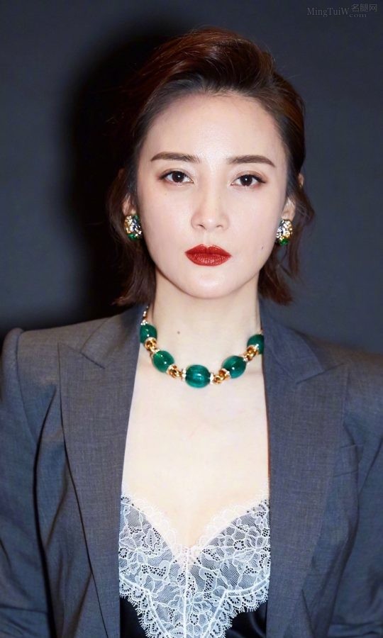 蒋勤勤穿灰西装低胸蕾丝秀事业线(5/6)