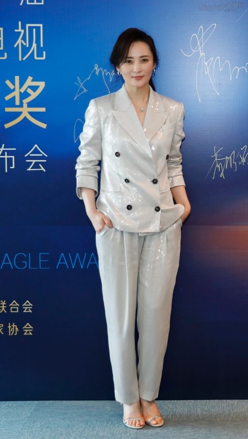 Jiang Qinqin's jade feet wearing cool high heels and activity photos(1/3)